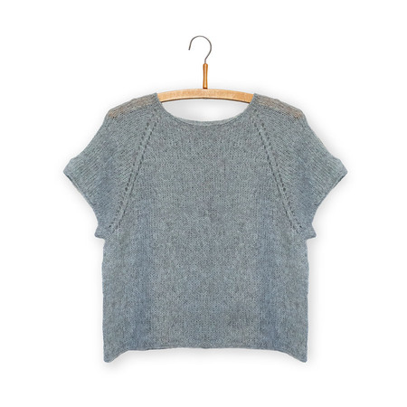 Strikket blaa model Bluebell haenger paa boejle strikket i soft fine fra isager