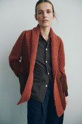 model ifoert helga isagers strikket model lone cardigan