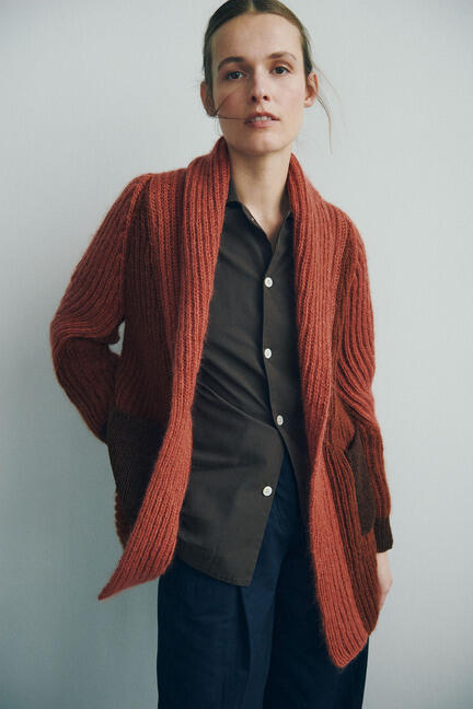 model ifoert helga isagers strikket model lone cardigan