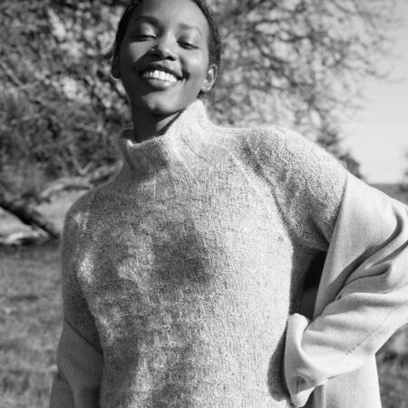 Model iført Sweateren Dæxel til damer fra Marianne Isager, Strikket med Tweed og Silk Mohair fra Isager
