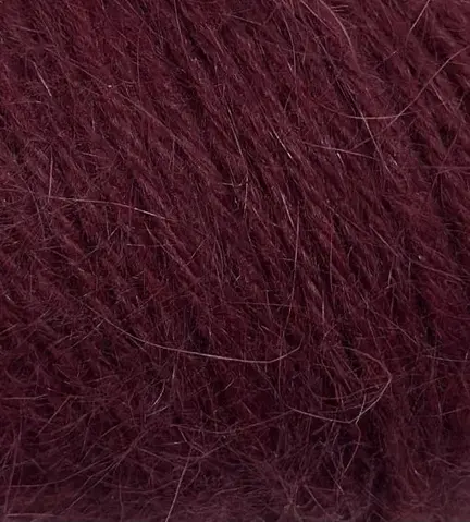 Close up af garnnoegle i angora fra mondial i farven bordeaux 875