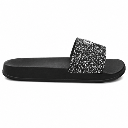 Sort slipper med glitrende rem og LOVE-detalje på hvid baggrund
