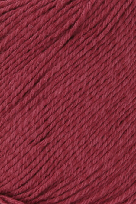 Close up af sommergarnet Sweet fra Lang Yarns i farven bær 66