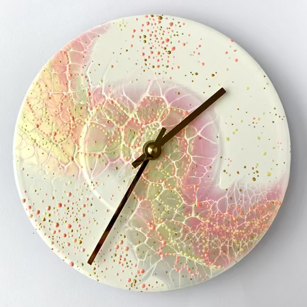 Linguaphone 23 – lille lyserødt og gult unika vægur fra Redesigna