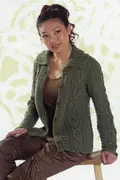 Cardigan Sydhavsfrugter designet af Annette Danielsen i mossgrønne farver med snoninger. Strikket i garn fra Isager