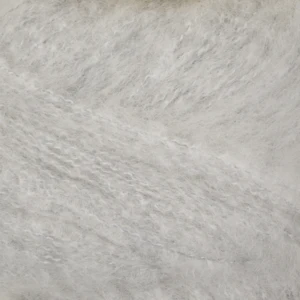 Close up af garnet cashmere kumula fra gepard garn i farven aske dis