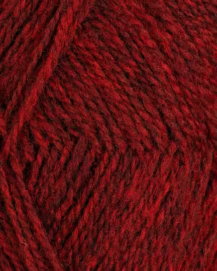 close up af garnet finull fra Rauma i farven 4120 roed meleret