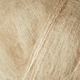 Close up af isager silk mohair farve 6 lys beige