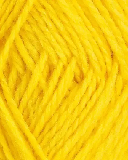 close up af garnet fviel fra rauma garn i farven gul