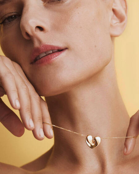 Model iført JULIETTA vedhæng i 8 karat guld.