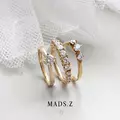 CROWN solitaire- og diamantring i 14 karat guld | Mads Z