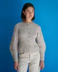 Model iført Vinga cardigan fra kit couture strikket i blow garn farven grå