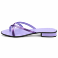 Tamaris lilla klipklap sandal til dame med blank rem og flad sål.