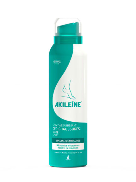En hvid og turkis spraydåse, mærket "AKILEÏNE SPRAY ASSAINISSANT DÉO-CHAUSSURES SHOE SPRAY" og "SPECIAL CHAUSSURES," står mod en hvid baggrund. En hvid silhuet af en fod er på forsiden.