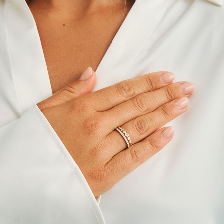 Endless ring i 14 karat guld på model