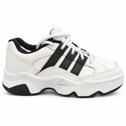 Hvid Adidas børnesneaker med sorte striber, hvide snørebånd og kraftig sort-hvid sål set fra siden.
