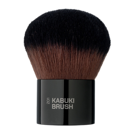 Kabuki Brush med tætte, bløde syntetiske børstehår og FSC®-træskaft til jævn påføring af blush, bronzer og pudder.