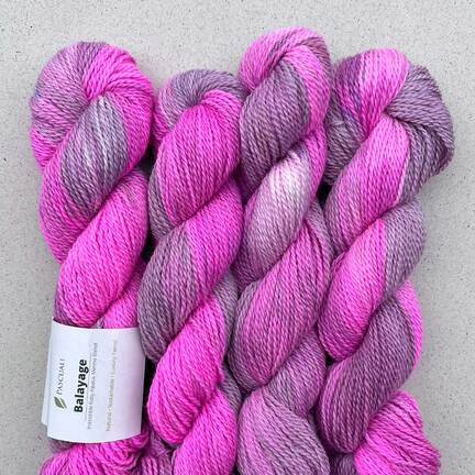Pascuali Balayage Hand-Dyed garn i farven Dragonfruit Sorbet – håndfarvet alpaka-merino garn i stærk pink og lilla nuancer.