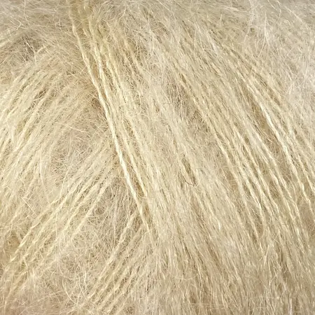 close up af garnnoegle soft silk mohair fra knitting for olive farven hvede