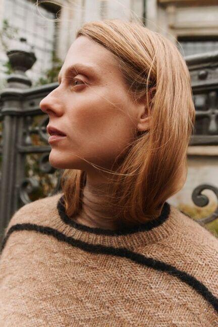 Nærbillede af Zoe Loop Sweater fra Other Loops med markante bieser og zigzagmønster i Tvinni, Soft Fine og Bouclé. Detaljeret struktur fra Isager Archives 2.