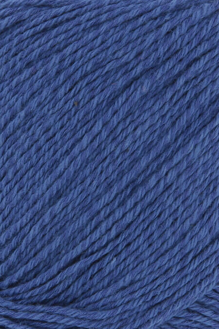 Close up af sommergarnet Sweet fra Lang Yarns i farven royal blue 06