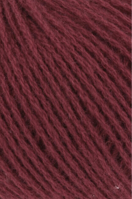Nærbillede af Cashmere Premium fra Lang Yarns i mørk rød meleret 64 – blødt luksusgarn