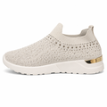 Hvid slip-on sneaker med skinnende detaljer og komfortabel sål på hvid baggrund