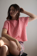 Model iført sunset raglan tee fra gepard garn strikket i cotton wave