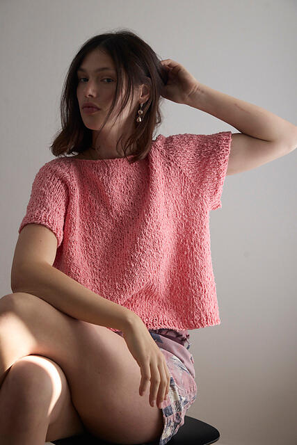 Model iført sunset raglan tee fra gepard garn strikket i cotton wave