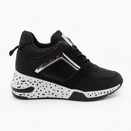 Sort sneaker med hvid stænksål og sølv detaljer til damer.