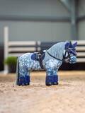 LeMieux Mini Toy Pony Sam med udstyr i farven Ink Blue