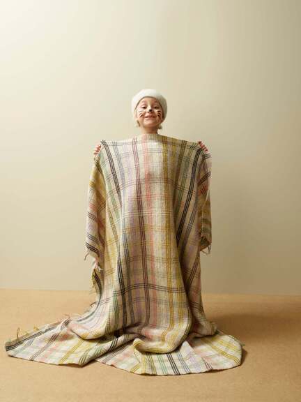 Plaid fra Rauma garn i garnet Finull i beige bundfarve med lyse forårsstriber i forskellige farver