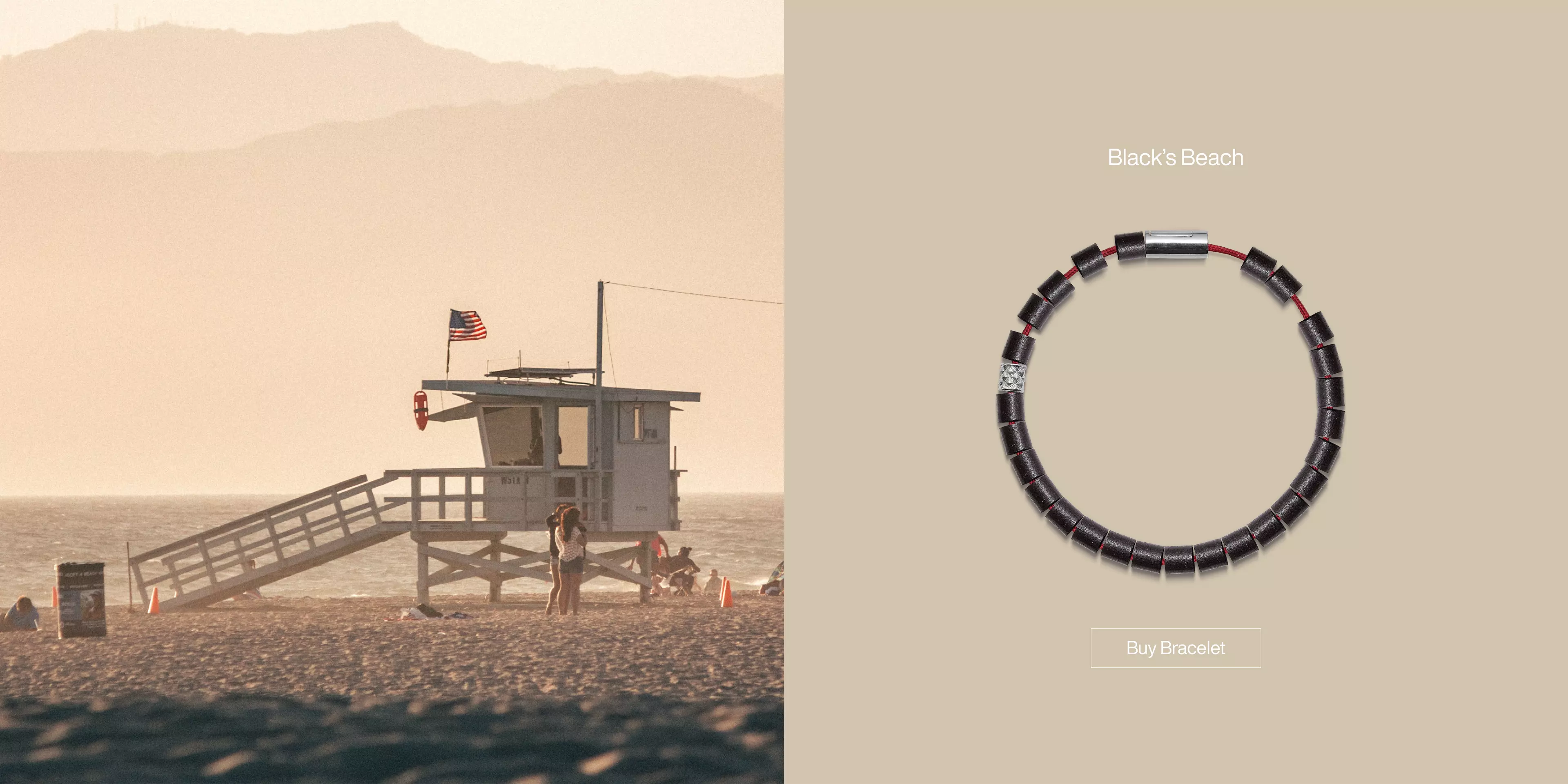 Stemningsbillede af en strandhytte i Californien og Black's Beach armbånd.