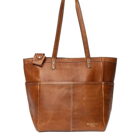 re-designed skuldertaske i aegte laeder hele tasken forfra i farven walnut