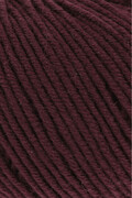 Close up af garnnøgle i kvaliteten merino 120 fra lang yarns i farven bordeaux