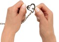 Bad Kitty Naughty Toys Heart Shaped Nipple Clamps – hjerteformede metalbrystklemmer med kæde og justerbart tryk til BDSM, sanseleg og forførelse.