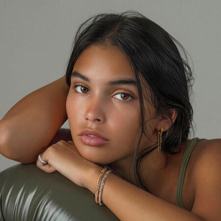 AI-model iført Wild Cliff hoops udført i 925 ren sterlingsølv belagt med en slidstærk forgyldning i 18 karat guld.