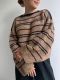 Model iført my dotline sweater fra nordgard knitters strikket i isager soft farve e7s og Alpaca 3 farve 100 marineblå