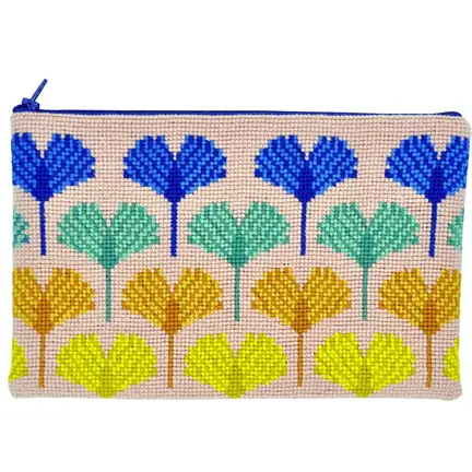 broderet clutch fra fru zippe af navnet ginkgo med moenster af blade i flere farver