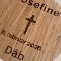 Detaljebillede af indgraveret kors i træ bordkort