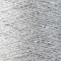 close up af garnnoegle kinu fra ito garn i farven snow grey