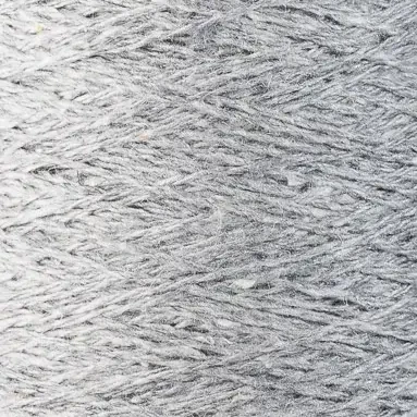 close up af garnnoegle kinu fra ito garn i farven snow grey