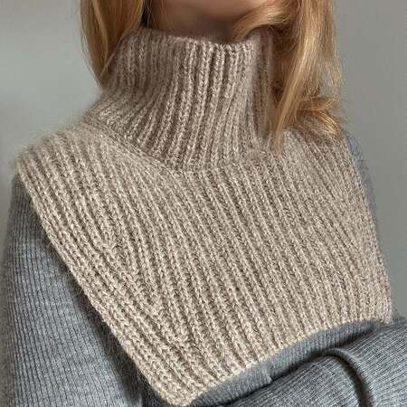Close up af model med Collar no 3 fra My Favorite Things Knitwear. Strikket i Jensen 7s og Silk Mohair no 6 fra Isager