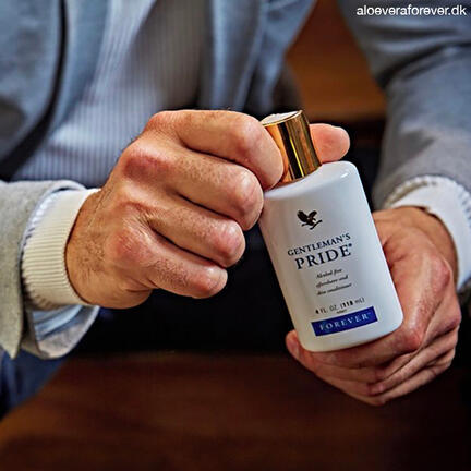 Gentlemans Pride aftershave balsam holdes af mand i hænderne