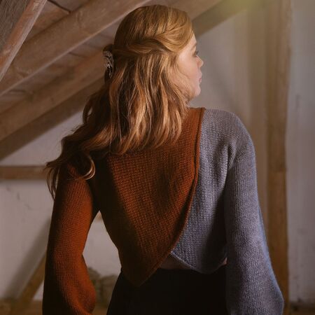 ryggen af siddende model ifoert sweateren elbe fra filcolana