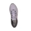 New Balance 411 lilla sneaker med lys sål, mørkere logo-detaljer og snørelukning.