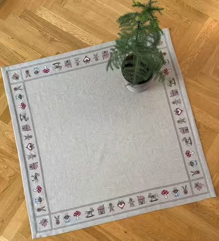 Lille juletræstæppe fra pomp stitch med broderet julefigurer i kanten