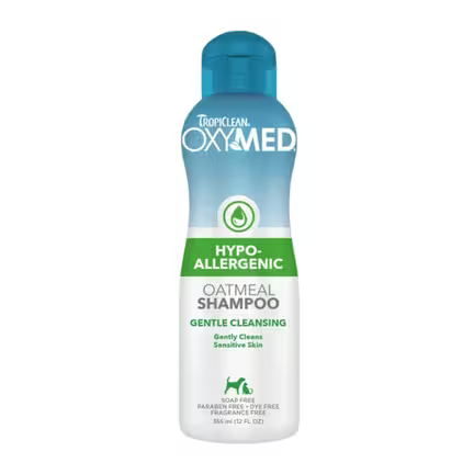 Flaske med TropiClean OxyMed Hypo-Allergenic Oatmeal Shampoo til hunde og katte – 355 ml – mild TropiClean hundeshampoo til sensitiv hud. Sæbefri, parabenefri og parfumefri.
