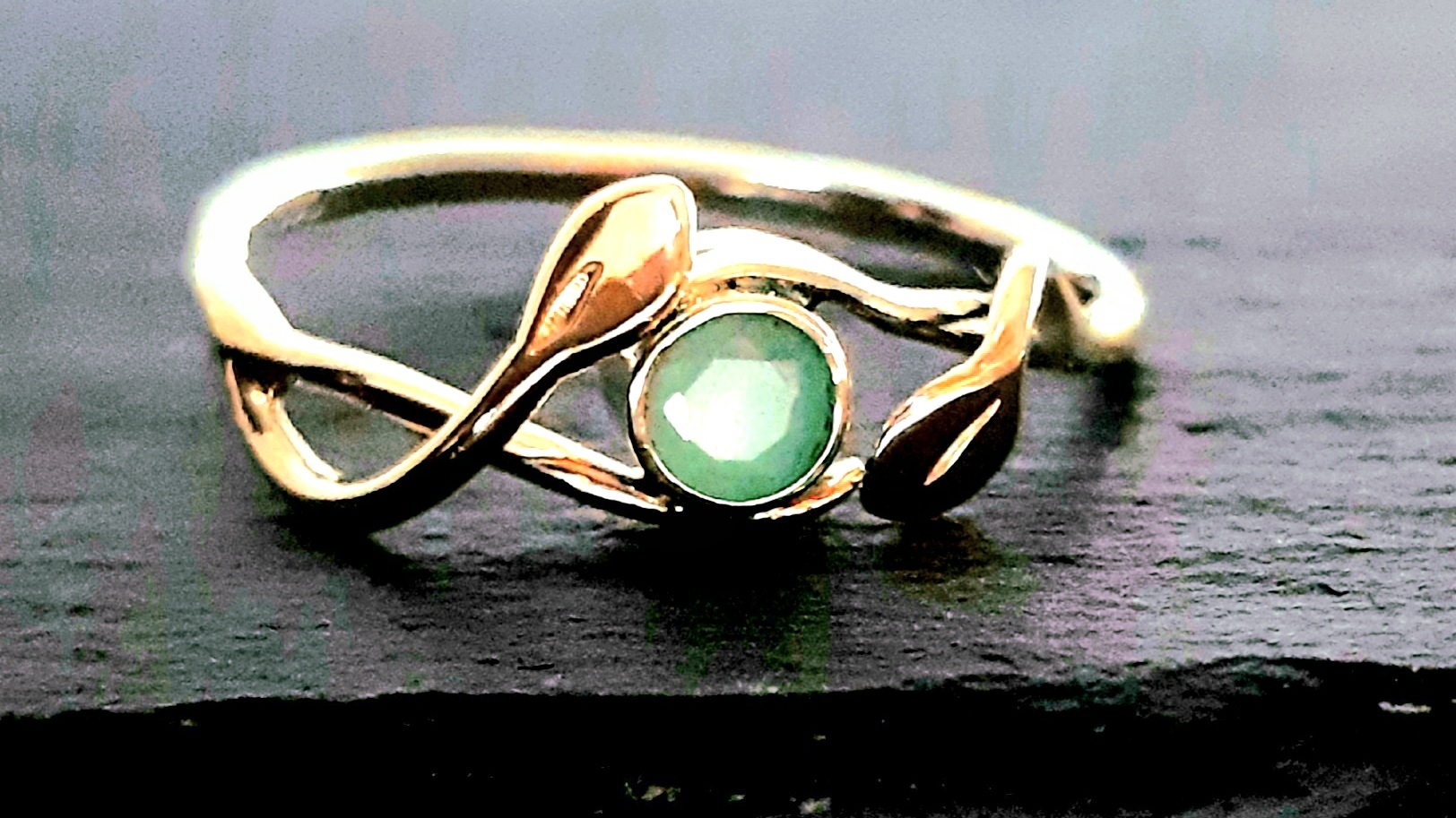 Guldring organisk med grøn facetslebet smaragd