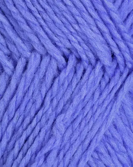 close up af garnet fviel fra rauma garn i farven himmelblaa